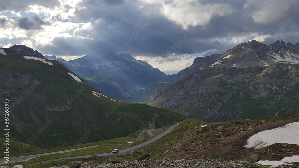 Fototapeta premium Lac du chevril dans les nuages, Tignes, Savoie