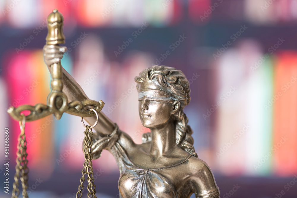 Fototapeta premium Figur der Justitia Göttin der Gerechtigkeit