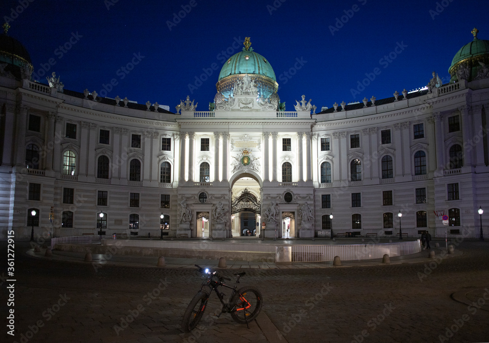 Obraz premium Fatbike am Michaelerplatz in Wien bei Nacht Lockdown Covid-19