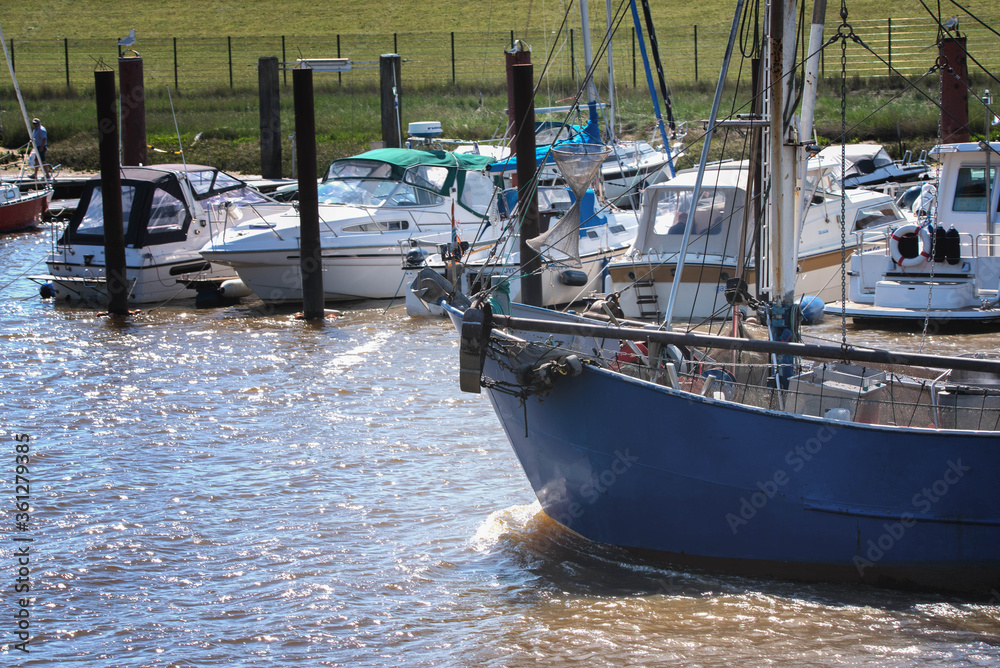 Krabbenfischerboot fährt in den Hafen ein Krabbenfischerboot fährt in den Hafen ein