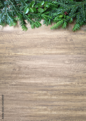 Fond de Noël avec branches de sapin sur planche de bois avec place pour le texte