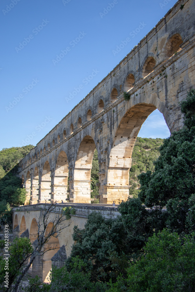 Vue de coté du Pont du Gard