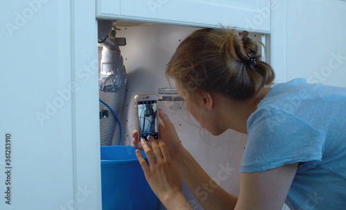 Fotografie Woman shooting spoiled siphon by smartphone