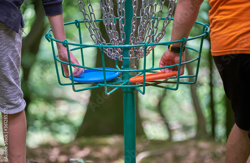 Obraz na plátne Disc golf draw - taking discs from the basket