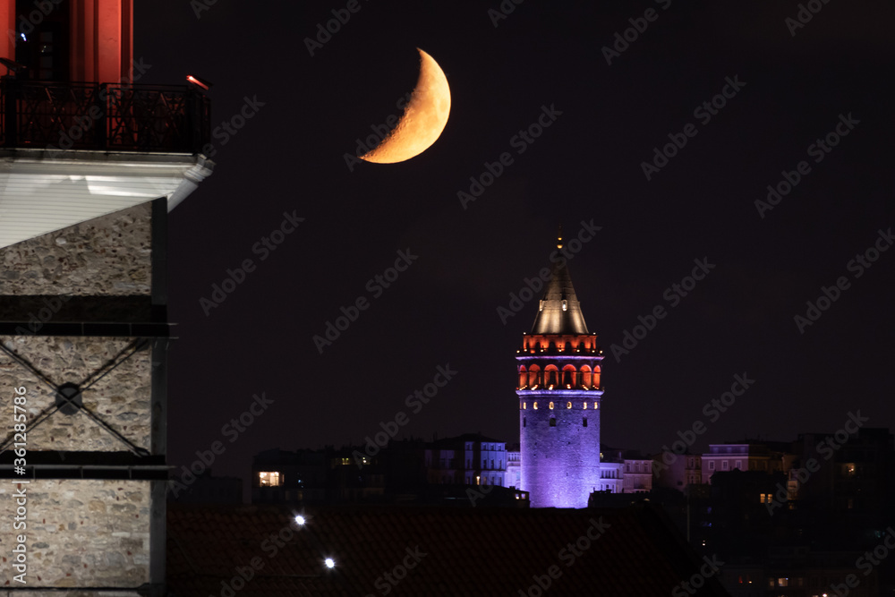 Fototapeta premium Moonset over Galata Tower in Istanbul, Turkey