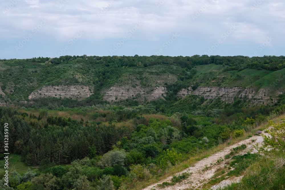 Obraz premium View of the river Ternava, canyon Podilsky Tovtry, Green hills. The nature of Ukraine. Nature Reserves and Forests Kytayhorodsʹke Vidslonennya Ukraine