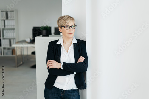 Photos Thoughtful businesswoman watching through a window
