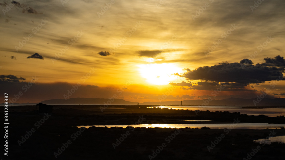 Fototapeta premium Atardecer de tonos amarillos en la playa