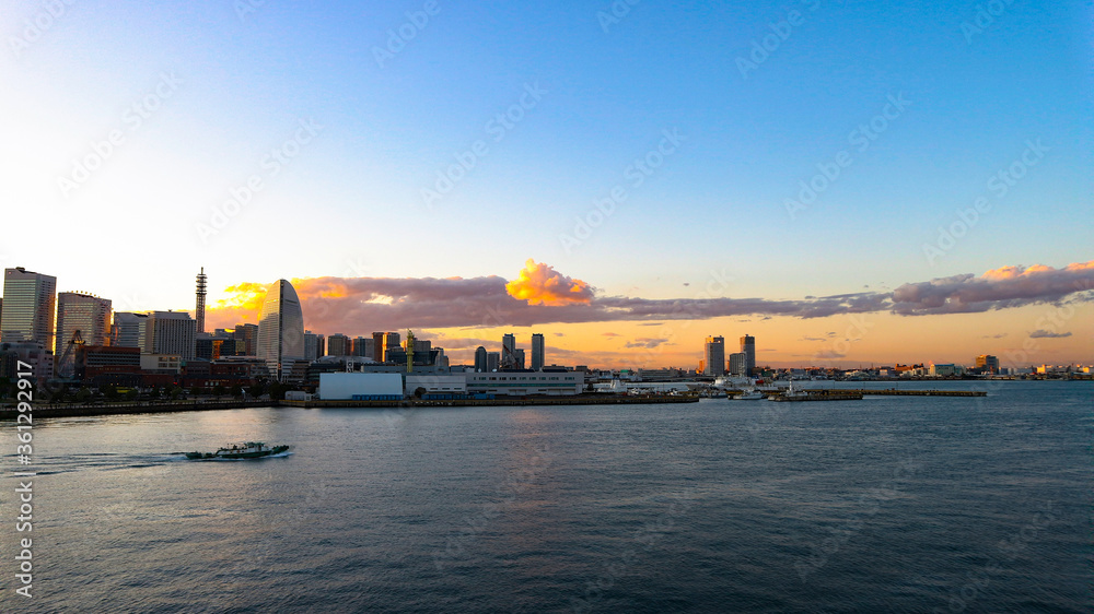 横浜港　大桟橋から見える夕焼けグラデーション