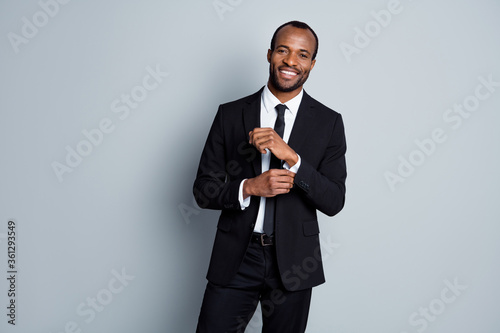 Φωτογραφία Portrait of afro american gentleman boss prepare business partnership meeting ad
