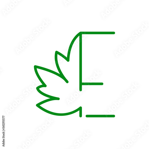 Concepto hoja de árbol. Logotipo lineal letra E con mitad hoja de arce en color verde