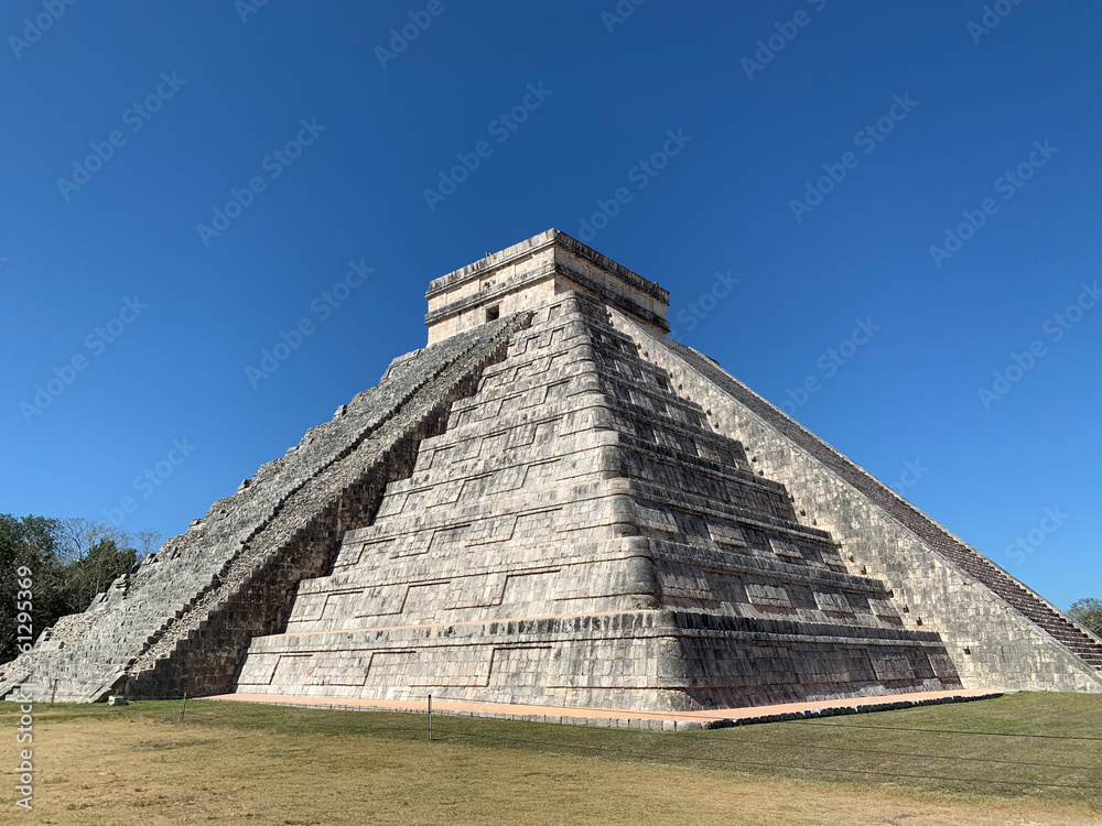 El Castillo pyramid in the ancient mayan ruins of Chichen Itza, Yucatan peninsula, Mexico