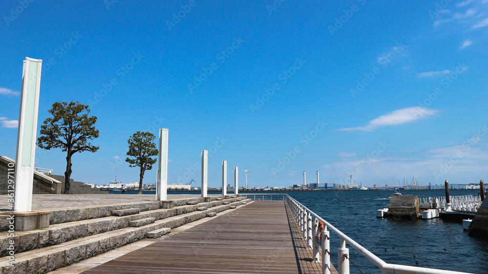 横浜港　臨港パークから見える青空と海