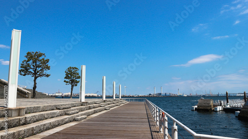 横浜港　臨港パークから見える青空と海 © 豪 瓜生