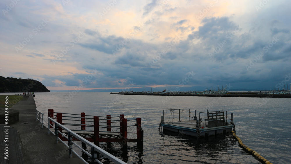 Fototapeta premium Łódź Enoshima i zmierzch