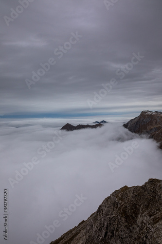 Nebel in den Allg  uer Alpen - Nebelhorn
