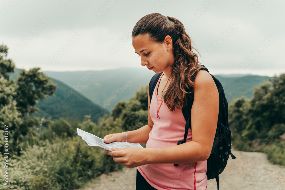 Naklejka premium Hiker looking at a map.