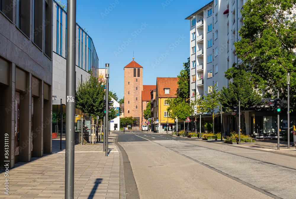 Architektura miasta w Niemczech. Ulica w Hanau. Kosciol na osiedlu mieszkaniowym. Wieza koscielna na koncu ulicy. Architektura miasta w Niemczech. Ulica w Hanau. Kosciol na osiedlu mieszkaniowym. Wieza koscielna na koncu ulicy.