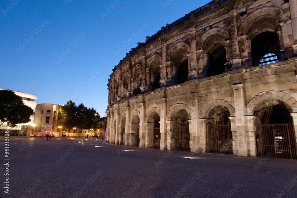 Bel éclairage le soir sur les arènes de Nîmes - Gard - France