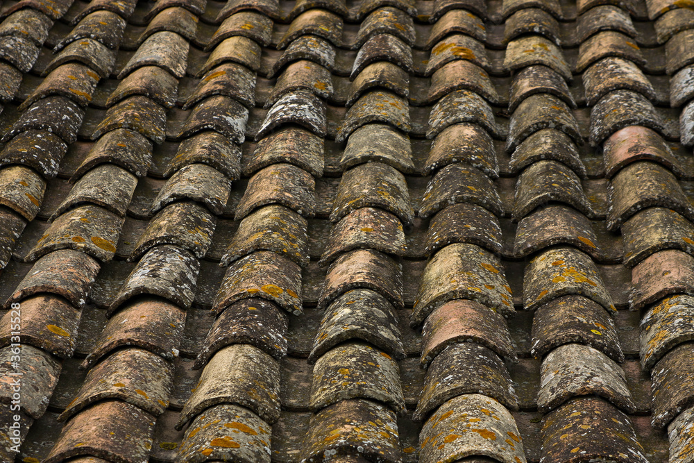 Fototapeta premium Francja , Prowansja , sierpień 2019 , dachówki na dachu budynku w Aigues-Mortes