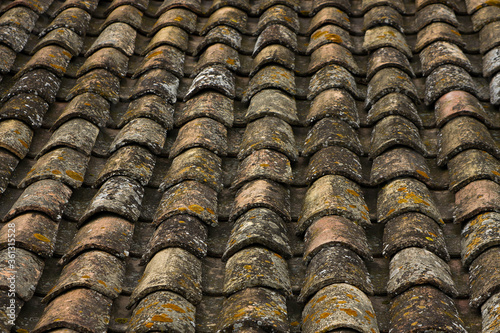 Francja , Prowansja , sierpień 2019 , dachówki na dachu budynku w Aigues-Mortes
