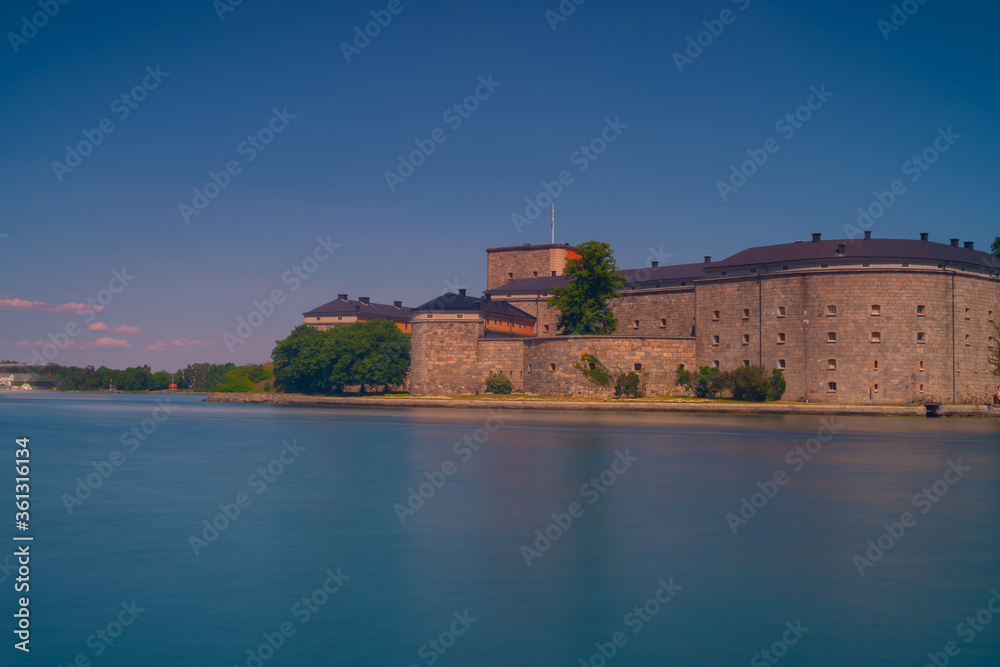 Φωτογραφία Vaxholm Fortress (Swedish: Vaxholms fastning) is a historic fortification on the island of Vaxholmen in the Stockholm archipelago just east of the Swedish town of Vaxholm