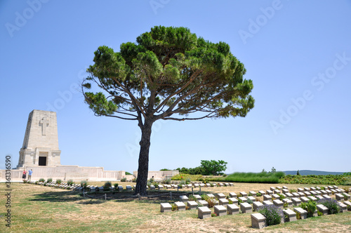Fototapet Canakkale, Turkey - June 24, 2011: Lone Pine ANZAC Memorial at the Gallipoli Battlefields in Turkey
