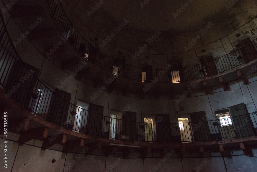 Une ancienne prison circulaire. Une vieille prison circulaire. La prison circulaire d'Autun. Une prison en cercle. Des cellules ouvertes dans une prison circulaire. Ouverture des prisons. 