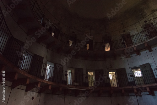 Une ancienne prison circulaire. Une vieille prison circulaire. La prison circulaire d Autun. Une prison en cercle. Des cellules ouvertes dans une prison circulaire. Ouverture des prisons. 