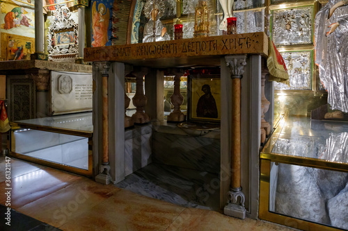 Slika na platnu The interior of the Church of the Holy Sepulchre in Christian quarter in the old