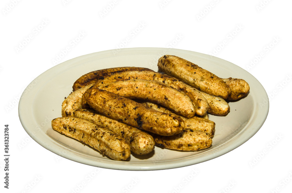 Assiette de bananes frites sur fond blanc Assiette de bananes frites sur fond blanc