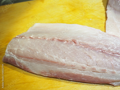 三枚におろした後のハマチの半身