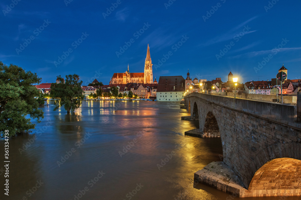steinerne Brücke Regensburg mit blick zur stadt zur blauen Stunde