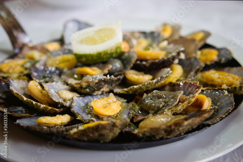 A Madeiran specialty, the limpets “Lapas” are cooked in a frying pan of their own. The taste increases when splashed with fresh lemon and butter. 