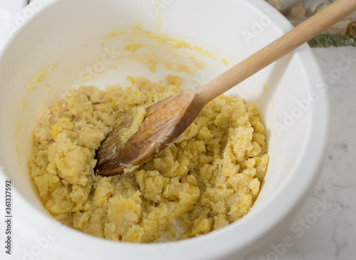 Prepare cheesecake with streusel.