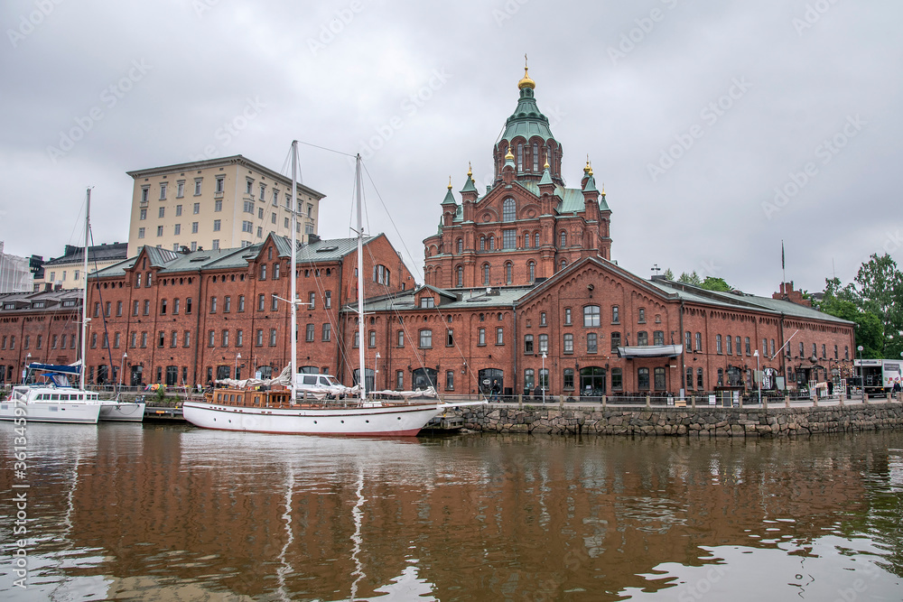 Die Uspenski-Kathedrale in Helsinki vom Hafen aus gesehen