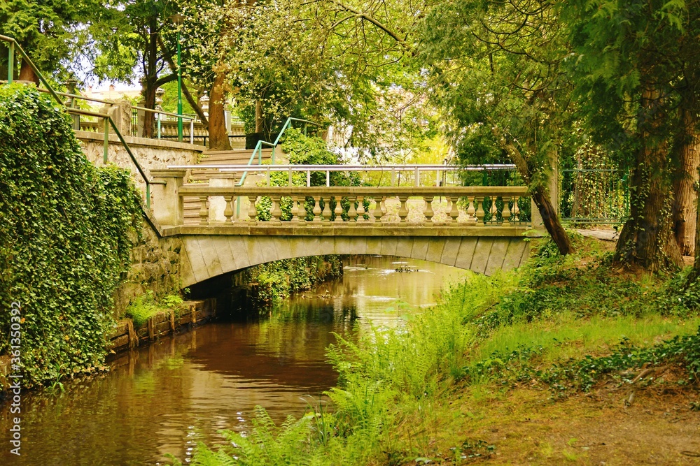 Most nad rzeką Czerna w Parku Dworskim w Mieście Iłowa w Polsce.
