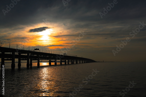夕日と長い橋の風景
