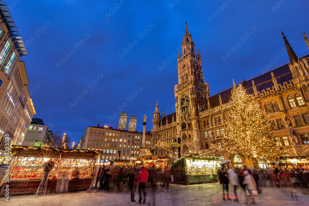 Fototapeta premium Weihnachtsmarkt am Marienplatz in München zur blauen Stunde