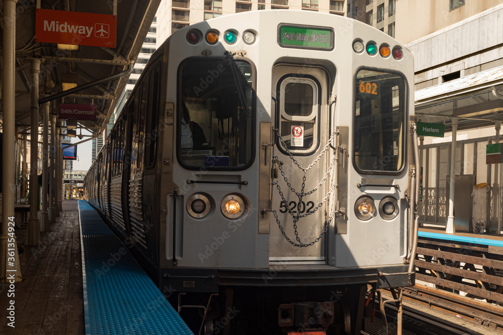 Fototapeta premium Chicago metro train at Station