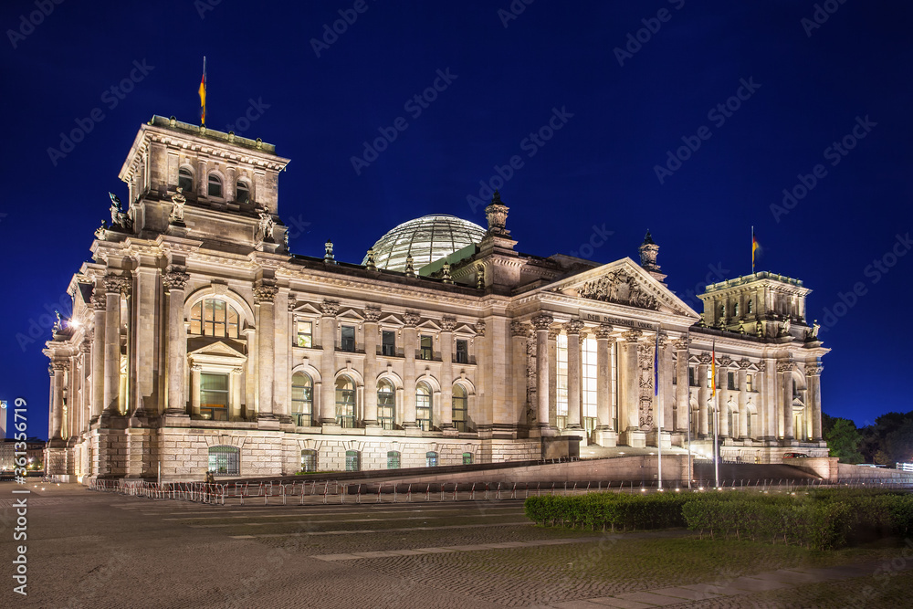 Obraz premium Reichstag Berlin zur blauen Stunde