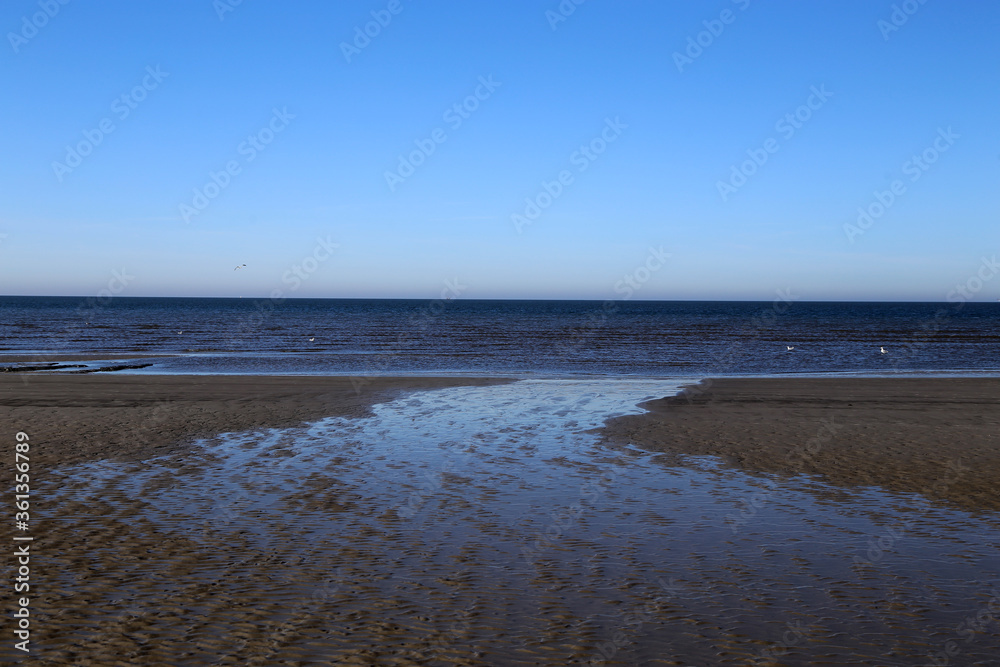 Wattenmeer, Strand bei Ebbe and der Nordsee Küste bei Sonnenschein Wattenmeer, Strand bei Ebbe and der Nordsee Küste bei Sonnenschein