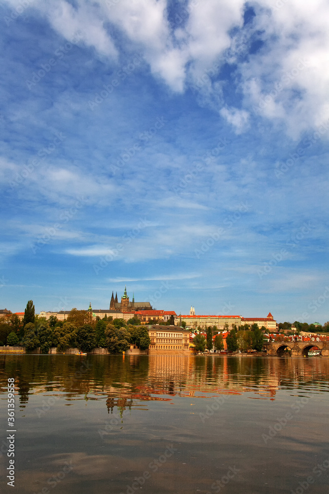 Blick über die Karlsbrücke auf St. Vitus Kirche auf Burg Hradschin in Prag