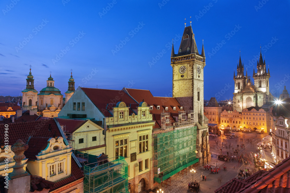 Fototapeta premium Prag Rathausplatz mit Teijnkirche