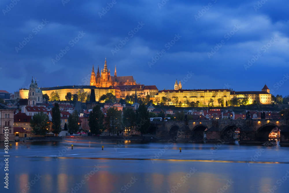 Blick über die Karlsbrücke auf St. Vitus Kirche auf Burg Hradschin in Prag zur blauen Stunde