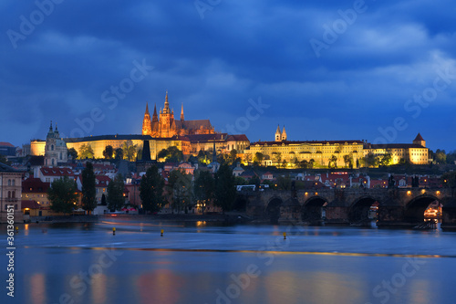 Blick über die Karlsbrücke auf St. Vitus Kirche auf Burg Hradschin in Prag zur blauen Stunde
