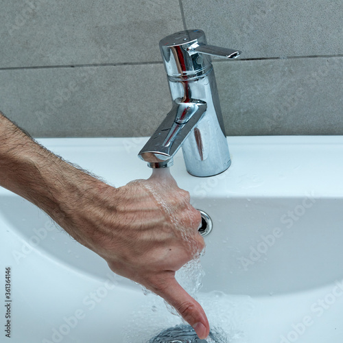Irresponsible use of water. Hand down gesture.