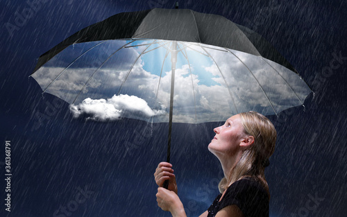 Lichtblick am Himmel – Frau mit Regenschirm photo