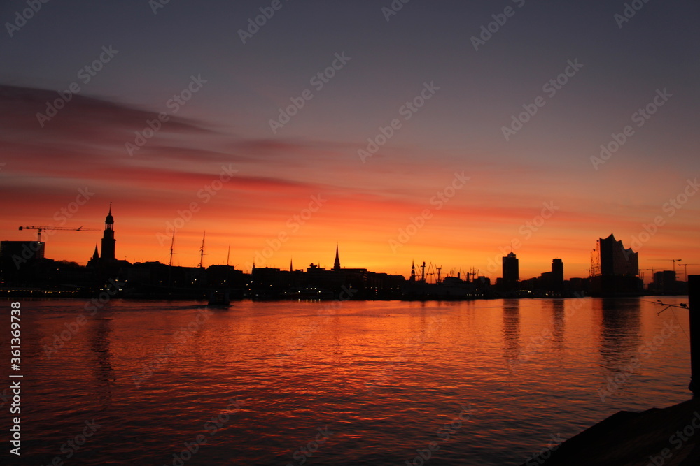 Fototapeta premium Hamburg bei Sonnenaufgang