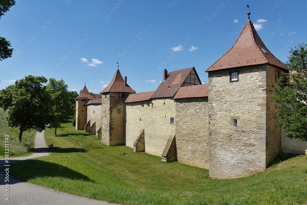 Weißenburg in Bayern - Stadtmauer mit Graben